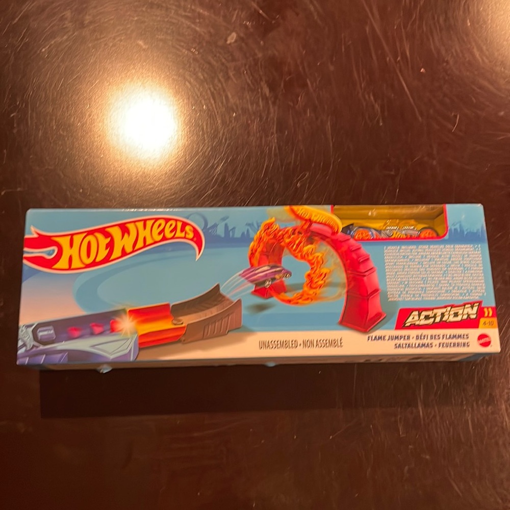 Hot Wheels action flame jumper play set with car NIB